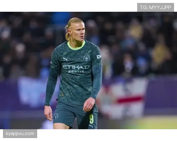 哈兰德如何在强强对话中高效终结并主导曼城进攻？